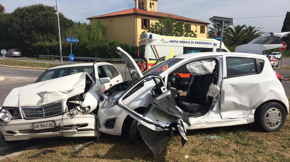Le due auto coinvolte nello scontro su via del Paratino (foto Falorni/Silvi)