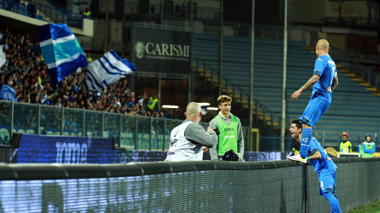 L'esultanza di Maccarone dopo il gol (foto Agenzia Sestini)
