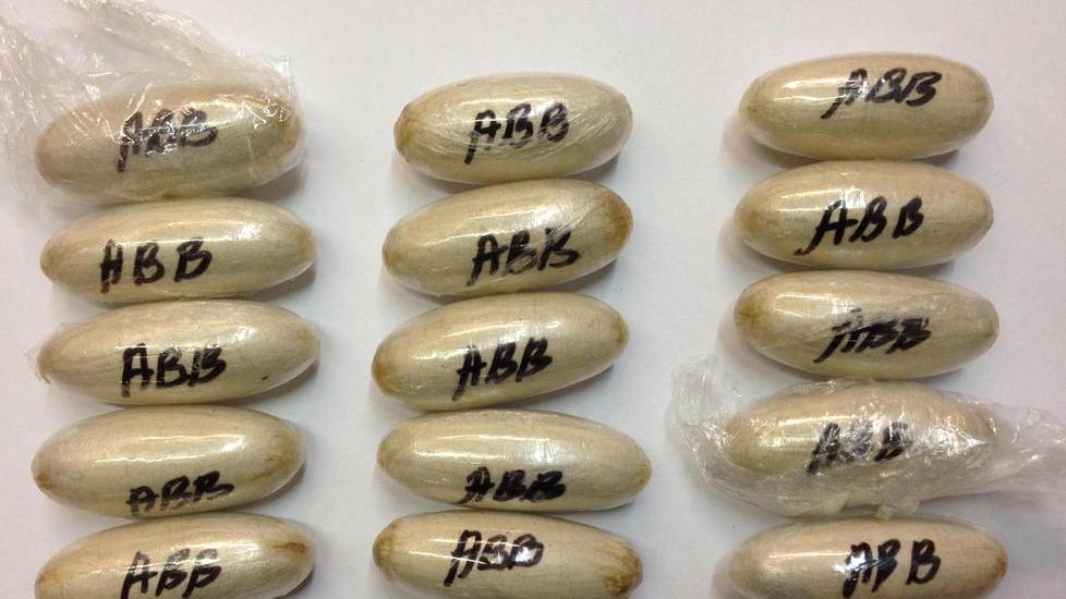 Nasconde 15 ovuli di eroina nel succo di frutta: arrestato