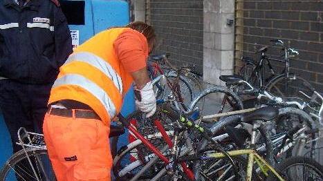 «Preferiamo le auto alle biciclette perché le rubano»