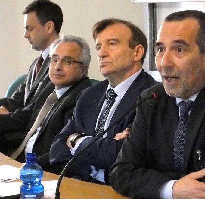 I candidati fanno quadrato «Rimandiamo le elezioni» 