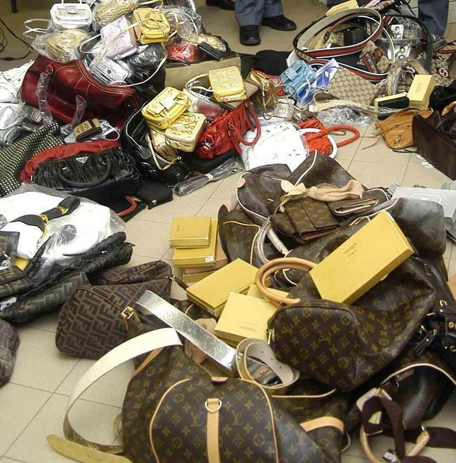 Sequestrati quasi duemila pezzi di merce contraffatta