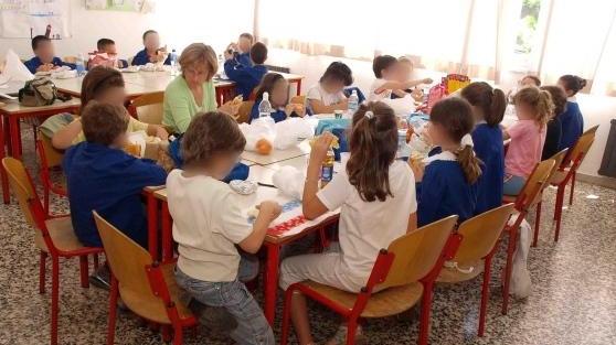 «Mio figlio autistico tenuto in corridoio»