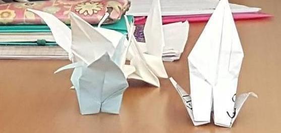 Gli studenti piegano origami a forma di gru. Per la pace nel mondo 
