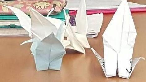 Gli studenti piegano origami a forma di gru. Per la pace nel mondo