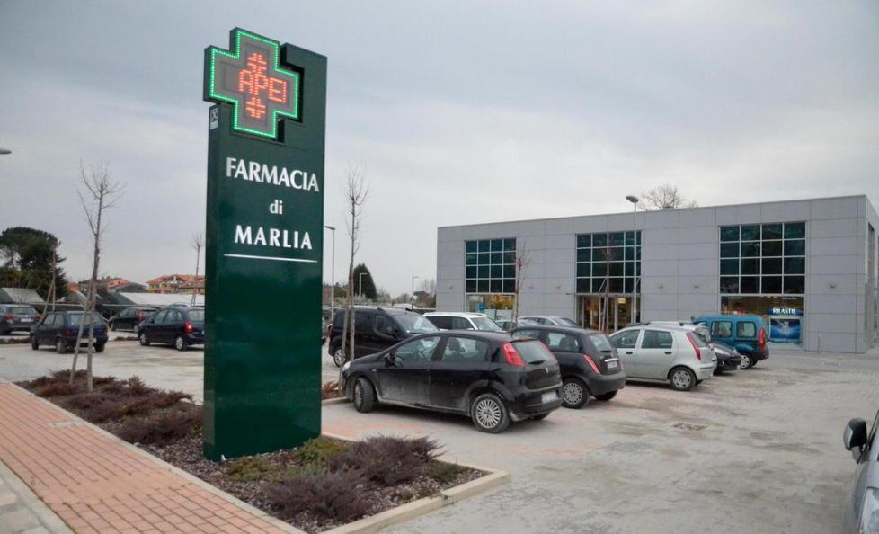Personale e orari dimezzati in farmacia 