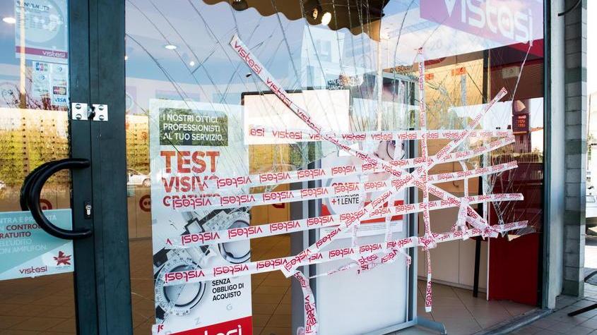 Nuovo assalto a Vistasì, via 400 paia di occhiali