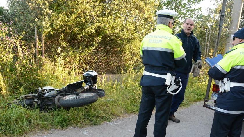 Moto contro un’auto, ferito un 17enne