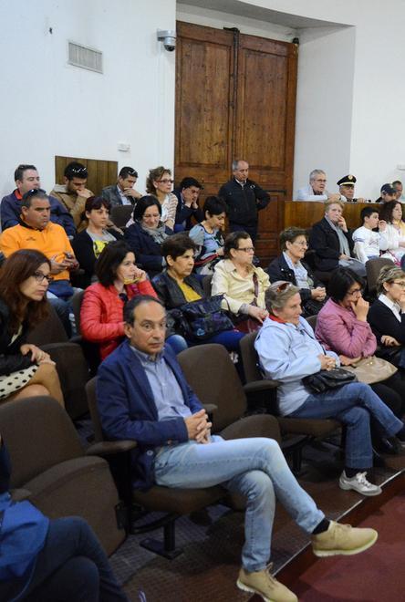 I residenti: «Mercatino via da qui» 