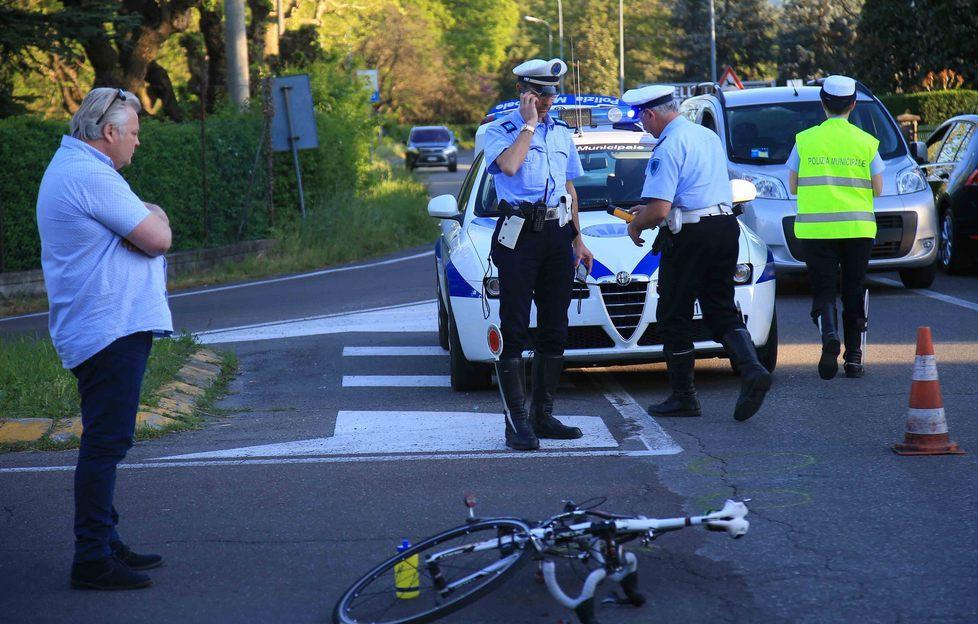 Cicloamatore urta un’auto e cade E’ ricoverato in prognosi riservata