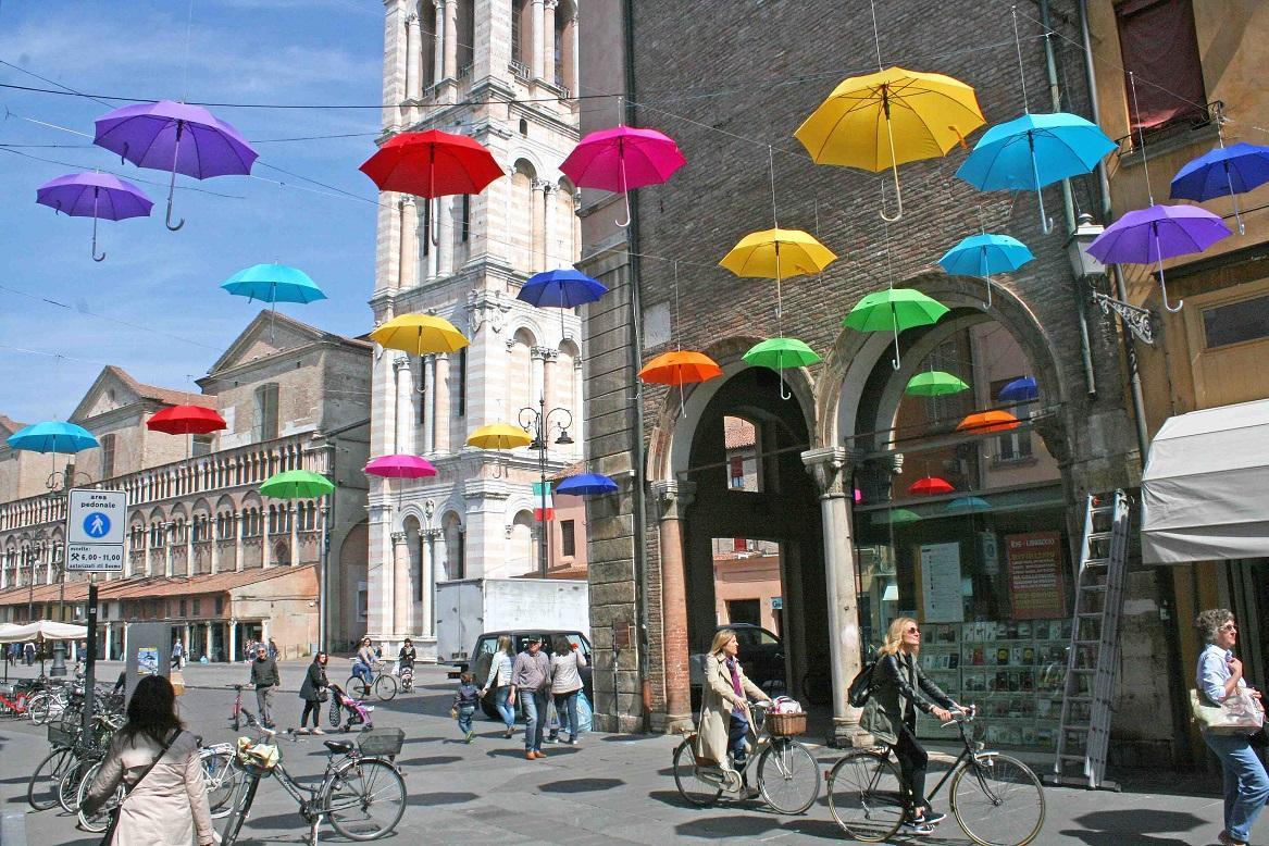 Gli ombrelli tornano a colorare Ferrara ma la festa è il 30 