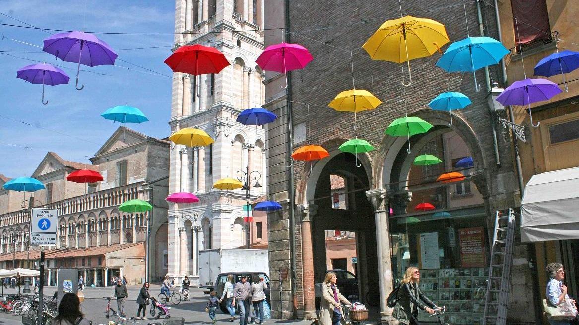 Gli ombrelli tornano a colorare Ferrara ma la festa è il 30