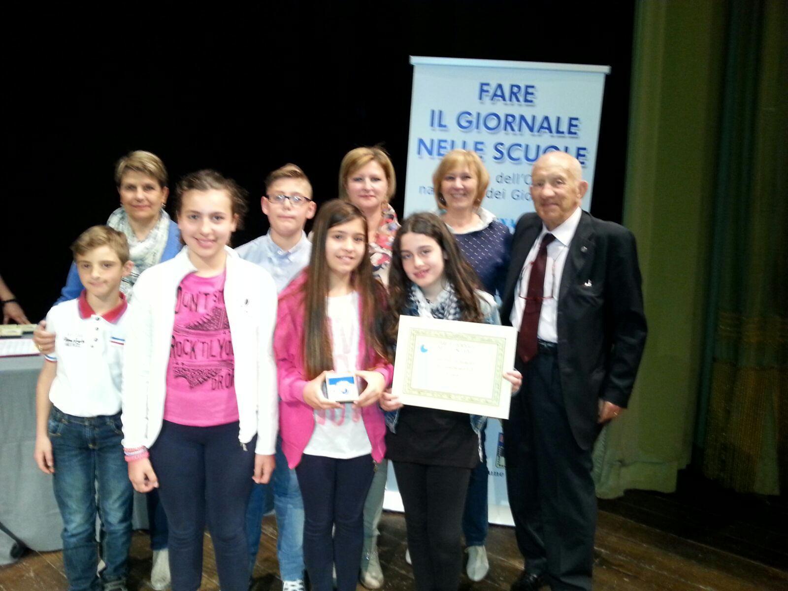 La delegazione di piccoli studenti che ha ritirato il premio
