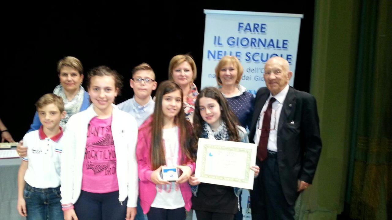 La delegazione di piccoli studenti che ha ritirato il premio