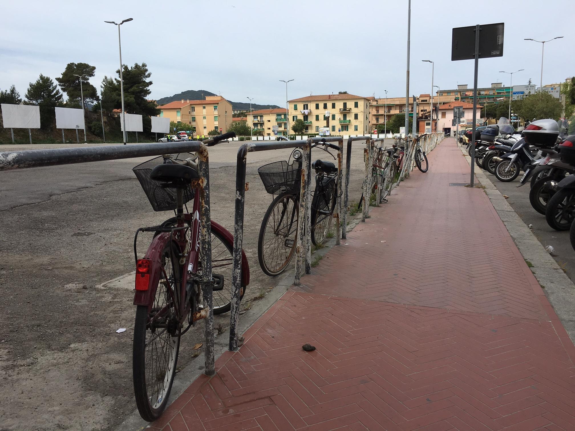 Biciclette abbandonate in zona porto 