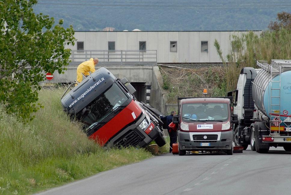 La cisterna finita fuori strada (foto Giancarlo Grassi)