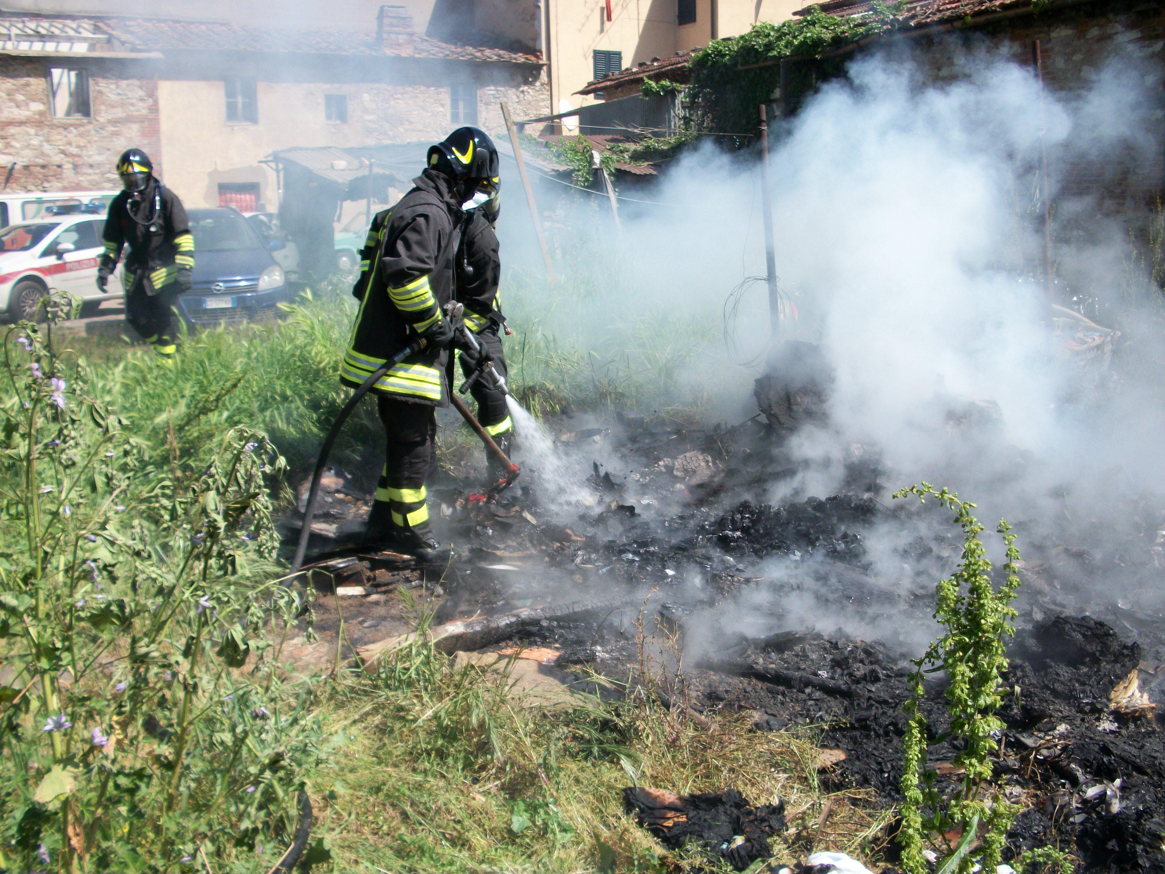 I vigili del fuoco spengono il rogo in via Battisti