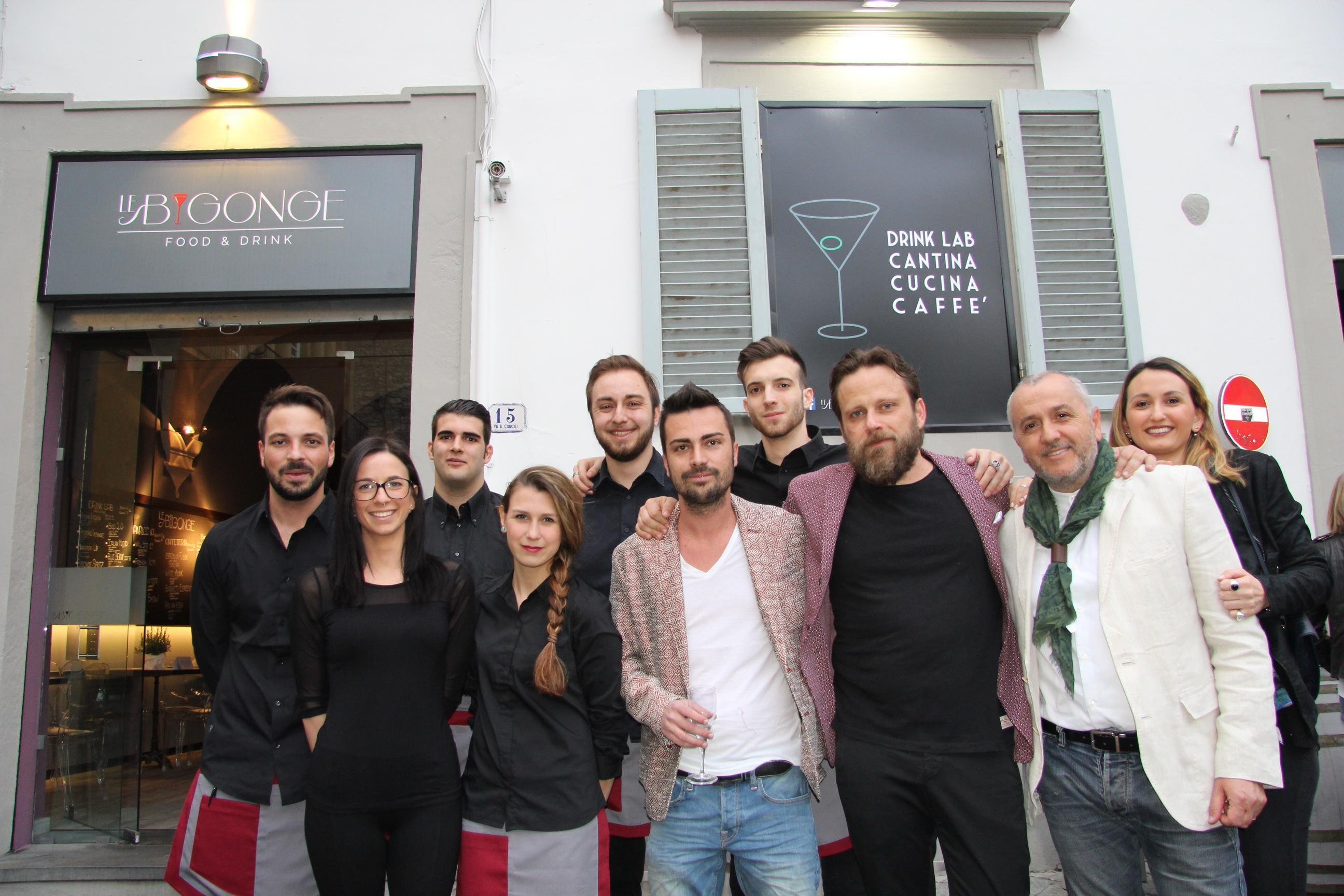 Ha riaperto il locale bar Le Bigonge: foto di gruppo per lo staff