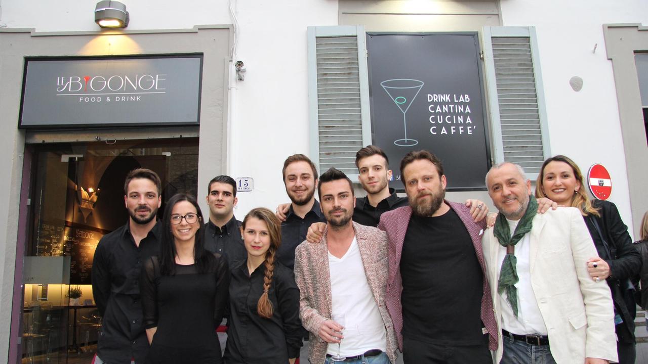 Ha riaperto il locale bar Le Bigonge: foto di gruppo per lo staff