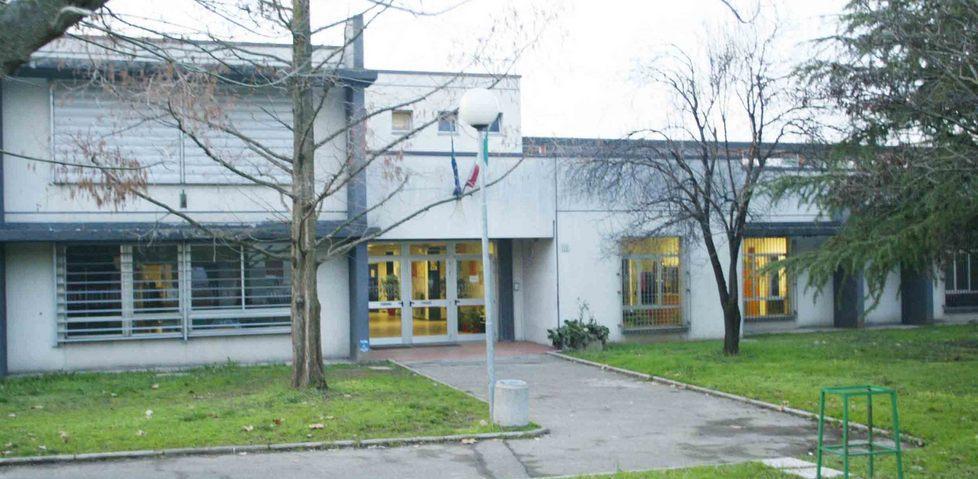 Botte tra mamme davanti a scuola per il “pigiama party” delle figlie 