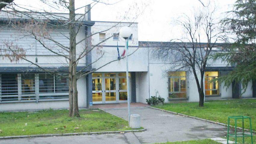 Botte tra mamme davanti a scuola per il “pigiama party” delle figlie