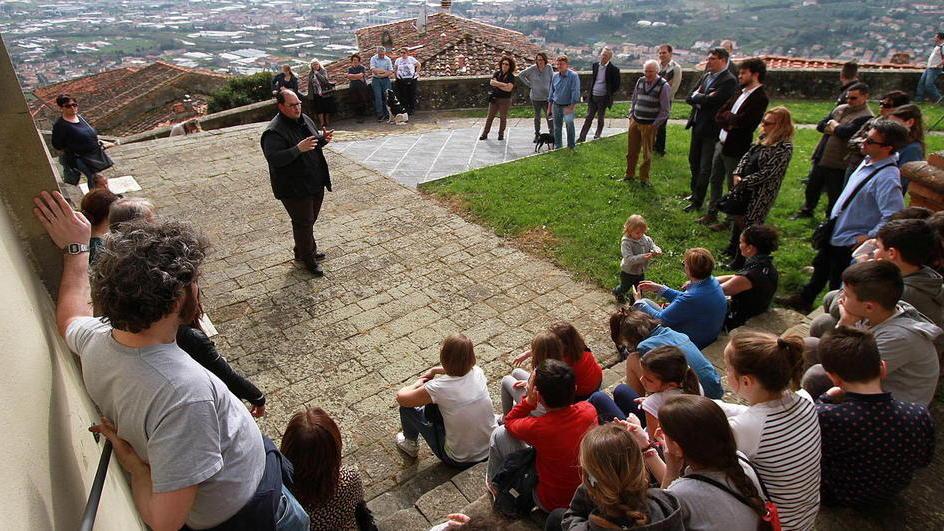 Visita a Uzzano Castello con sullo sfondo i panorami della Valdinievole (Foto Nicolò Begliomini)