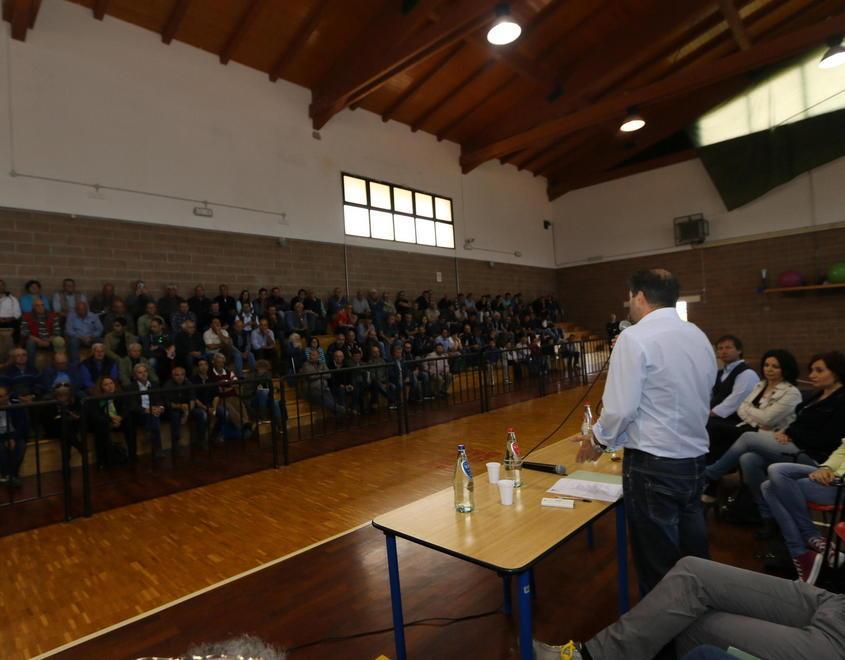 L'assemblea degli allevatori nel palazzetto dello sport di Manciano (foto Enzo Russo)