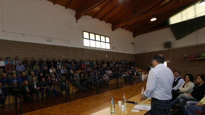 L'assemblea degli allevatori nel palazzetto dello sport di Manciano (foto Enzo Russo)