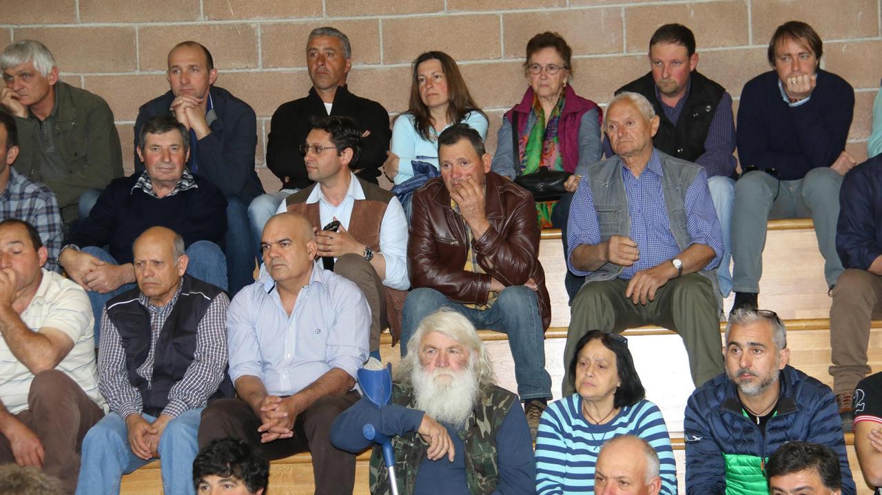 Gli allevatori grossetani in assemblea a Manciano (foto Enzo Russo)