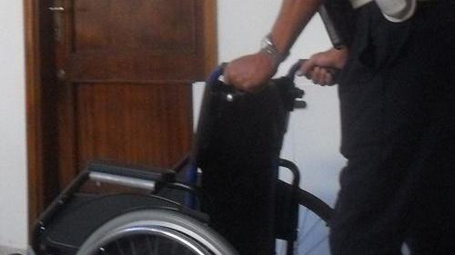 Va a rubare in carrozzina e viene “tradito” dal complice