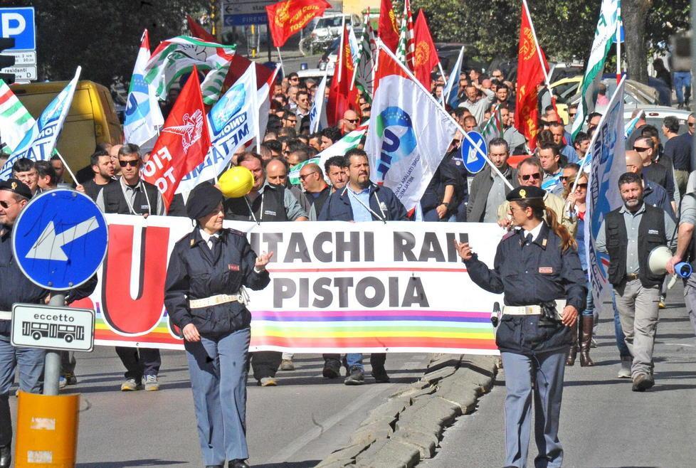 Corteo con le tute grigie di Hitachi 