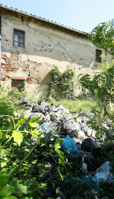 Arsenico, siringhe e rifiuti nei parchi rifugio di disperati 