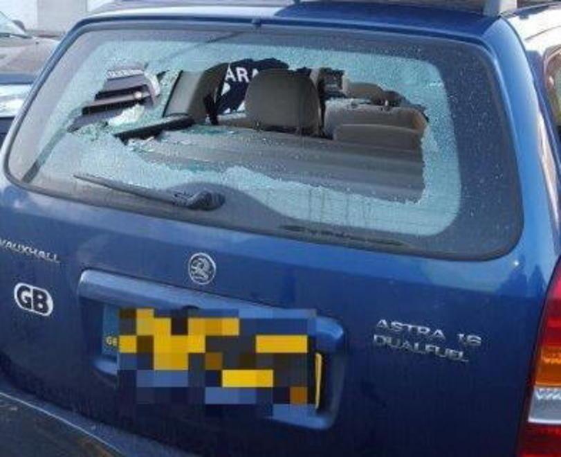 Sfondano finestrino di auto per portare via otto euro