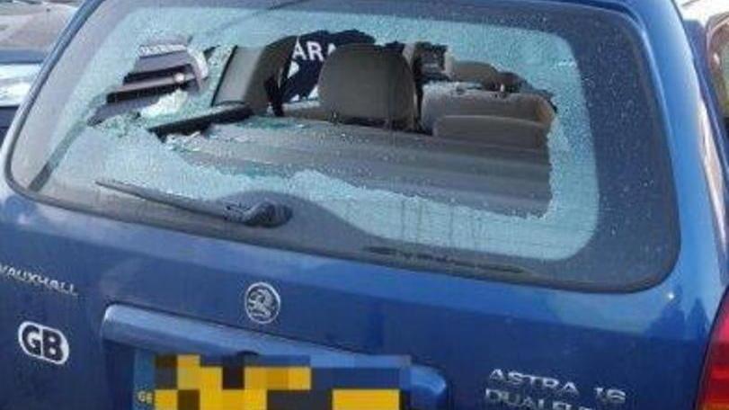 Sfondano finestrino di auto per portare via otto euro