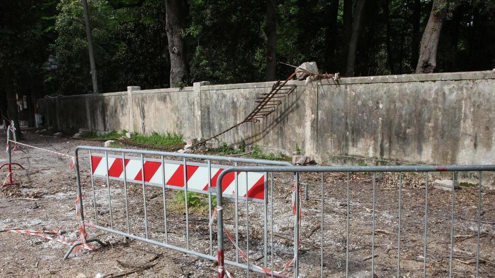 Recinzione devastata Ma a Villa Borbone nessuno interviene