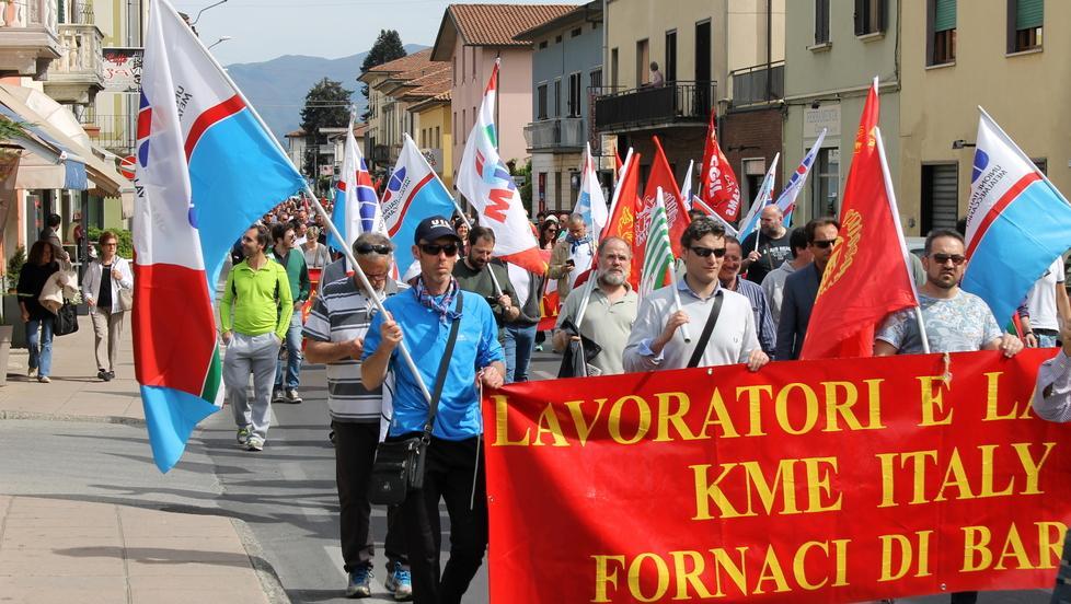 Grande corteo a Fornaci «Su Kme ora servono certezze» 
