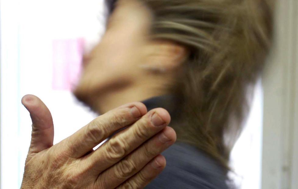 Picchiano i vicini di casa: nei guai 