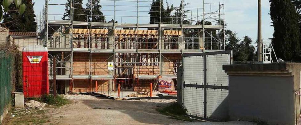 Ma i lavori all’edificio non si fermano 