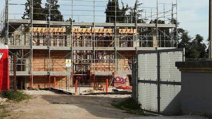 Ma i lavori all’edificio non si fermano