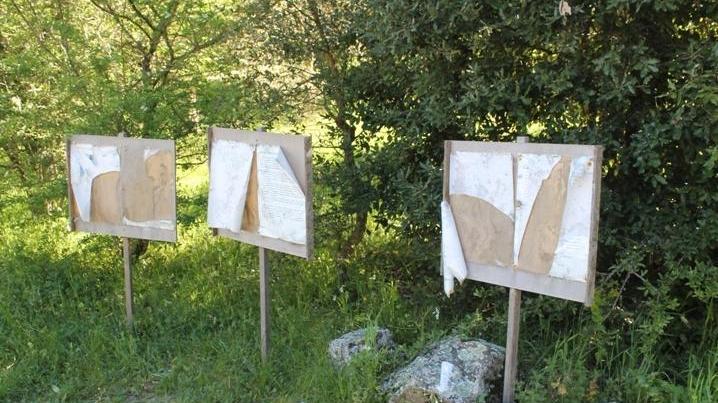Cartelli vecchi e illeggibili vicino alla tomba dei giganti