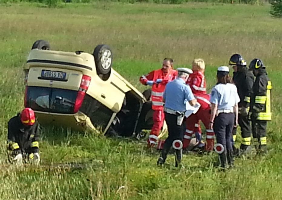 Sbandano in strada e cappottano, madre e figlia ferite