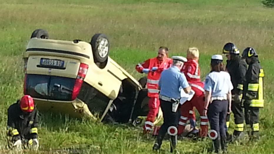 Sbandano in strada e cappottano, madre e figlia ferite