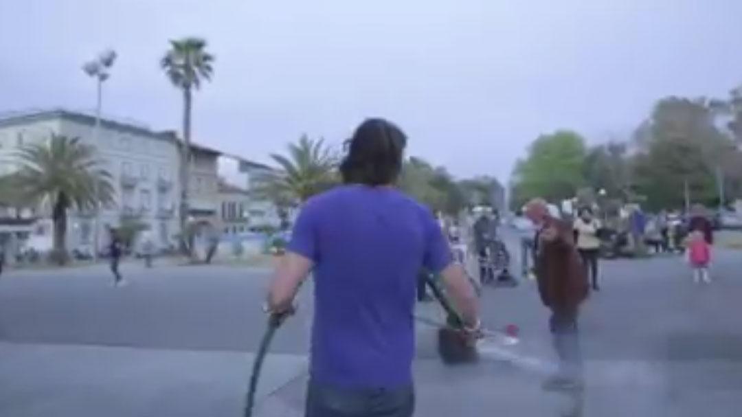 Il commesso del negozio spruzza acqua contro Boris Egorov (foto dal video di Victor Musetti su Facebook)
