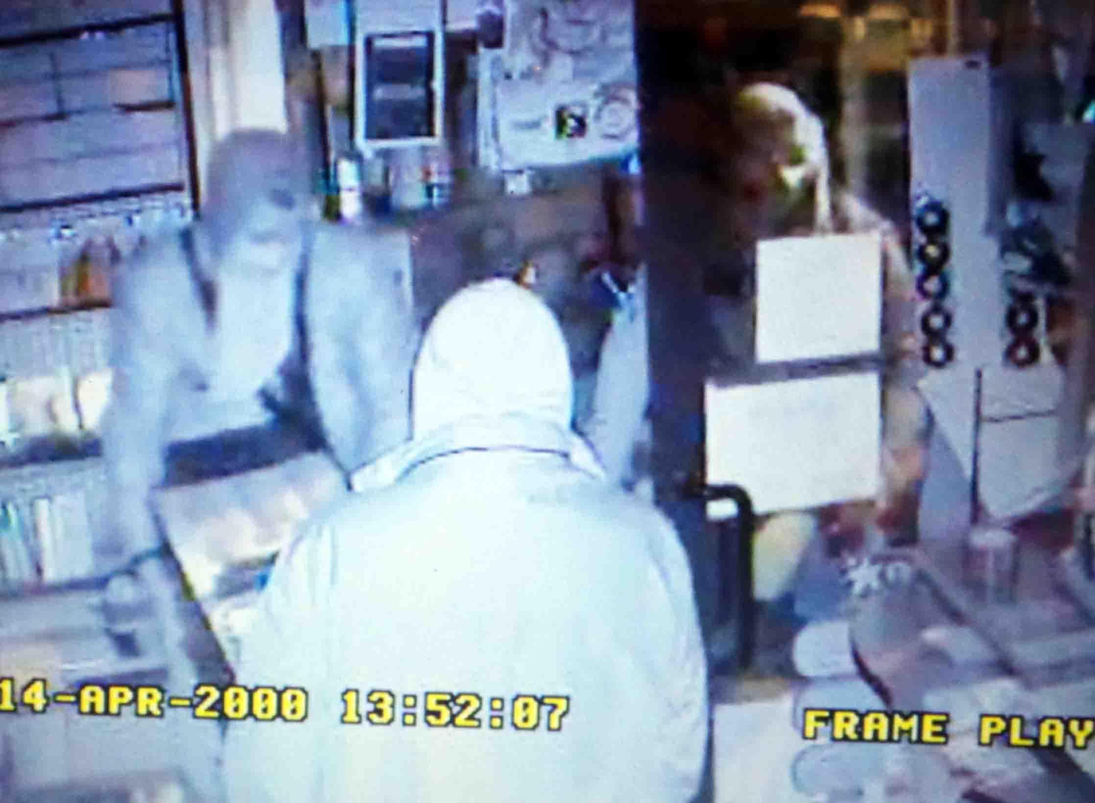 Prima i baci poi il furto al bar, tutto sotto l'occhio delle telecamere