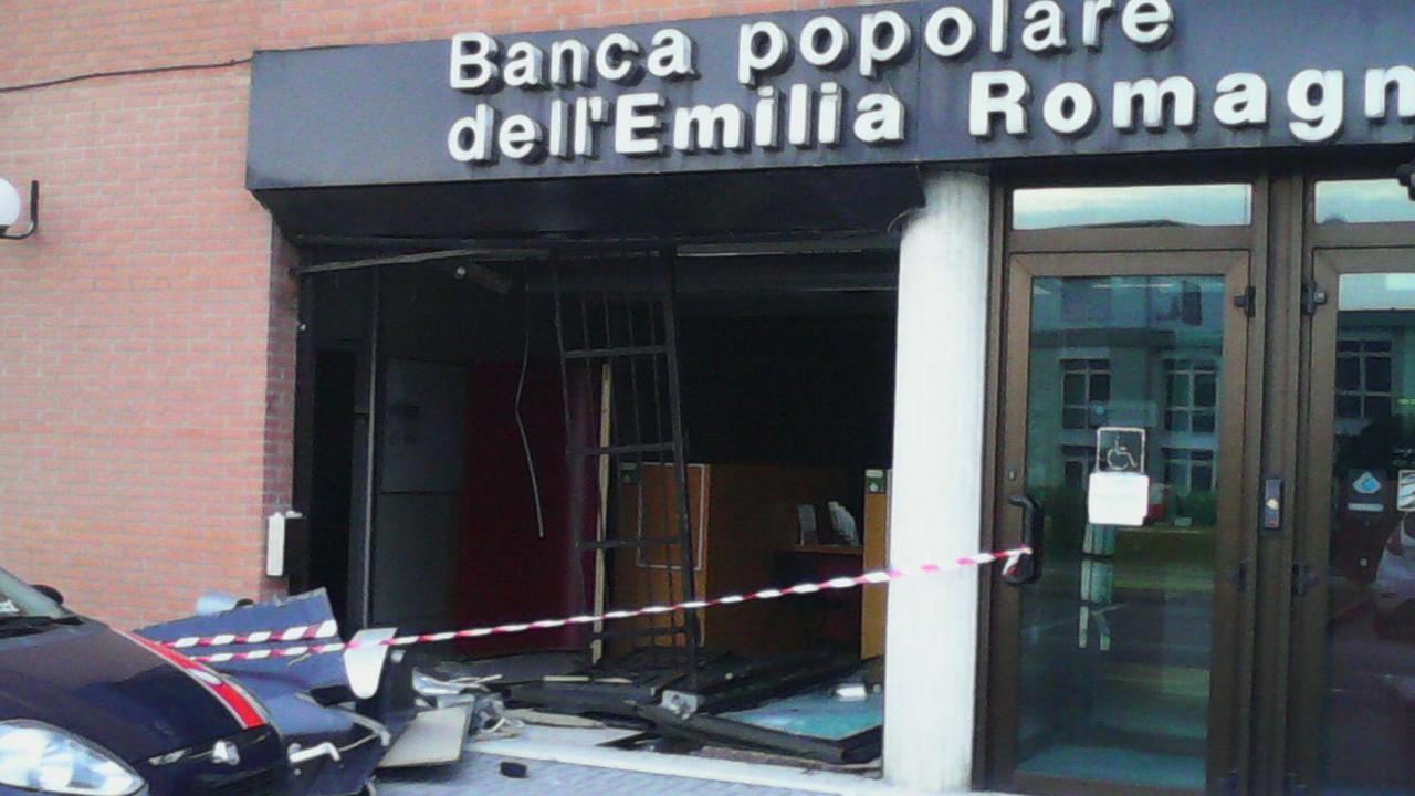 Il palazzo che ospita il bancomat della Bper sdradicato