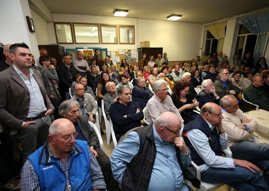 Un momento dell'affollata assemblea sul raddoppio della ferrovia