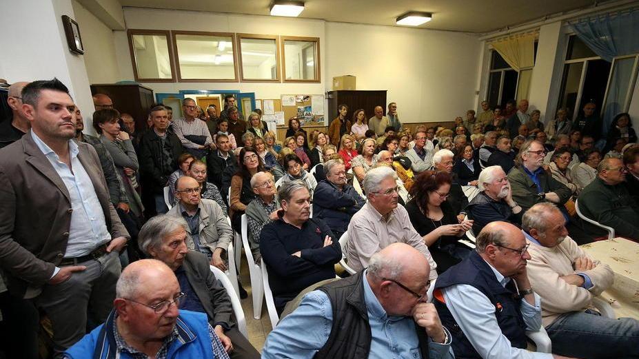 Un momento dell'affollata assemblea sul raddoppio della ferrovia