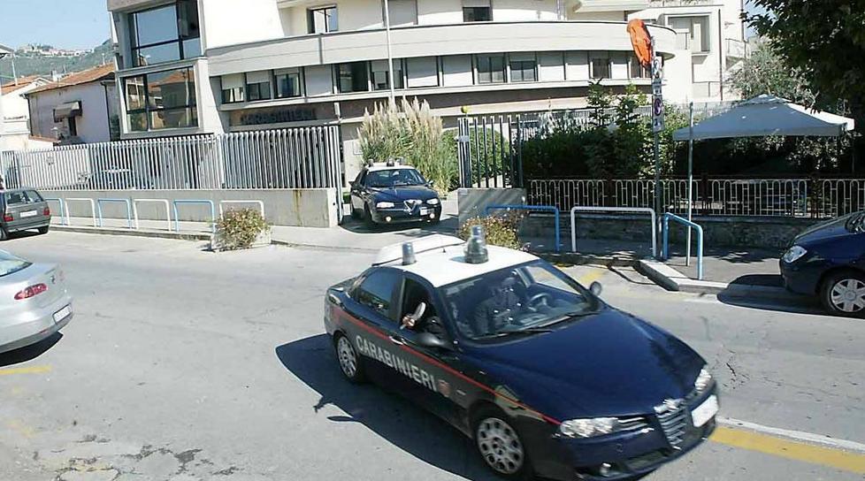 Fuga a tutta velocità dopo l’alt dei carabinieri 
