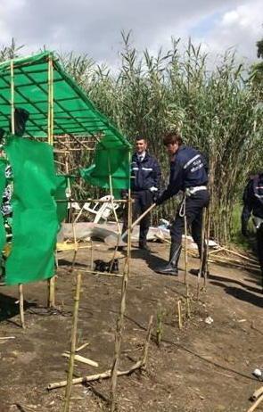 Picchia vigile, patteggia e torna libero 