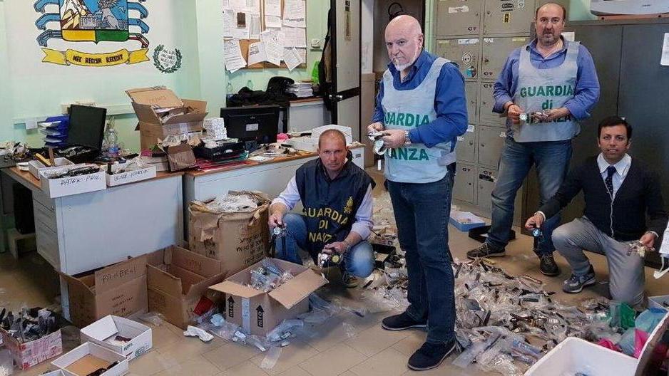 Colpo al mercato nero dei falsi orologi di lusso
